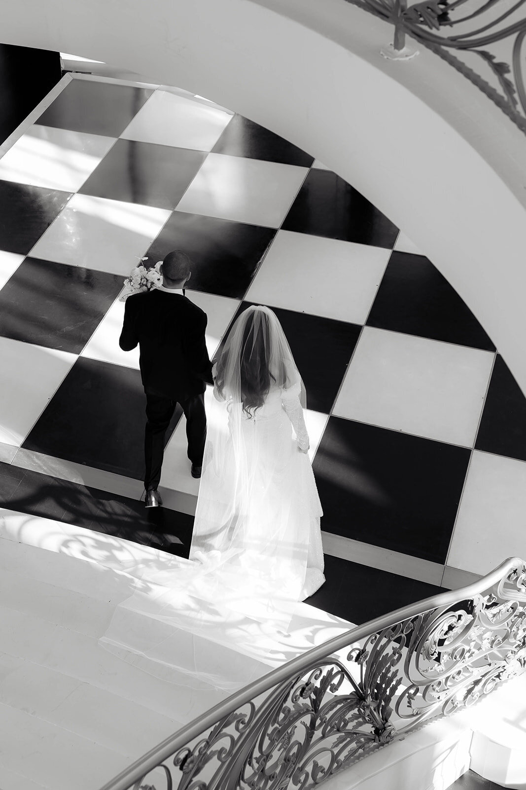 bride-and-groom-staircase-luxury-wedding