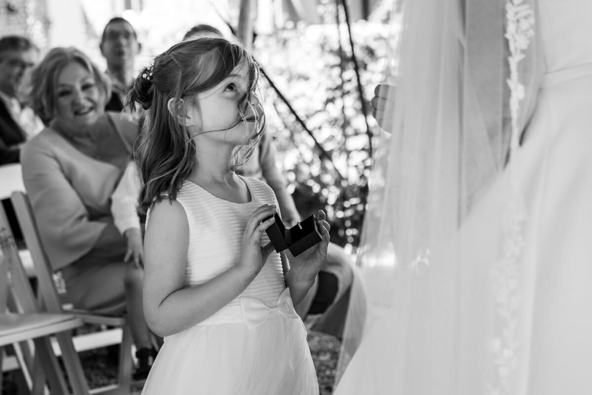 bruidsmeisje ringen aanreiken bij ceremonie
