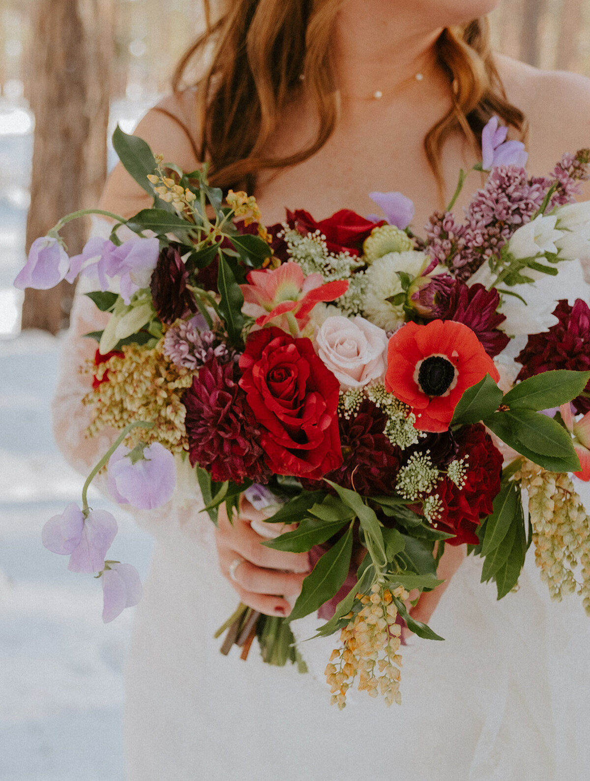 winter-snow-wedding-five-pine-lodge-oregon-venue-february-sun-colorful-western-chic-fur-blankets-candles00577