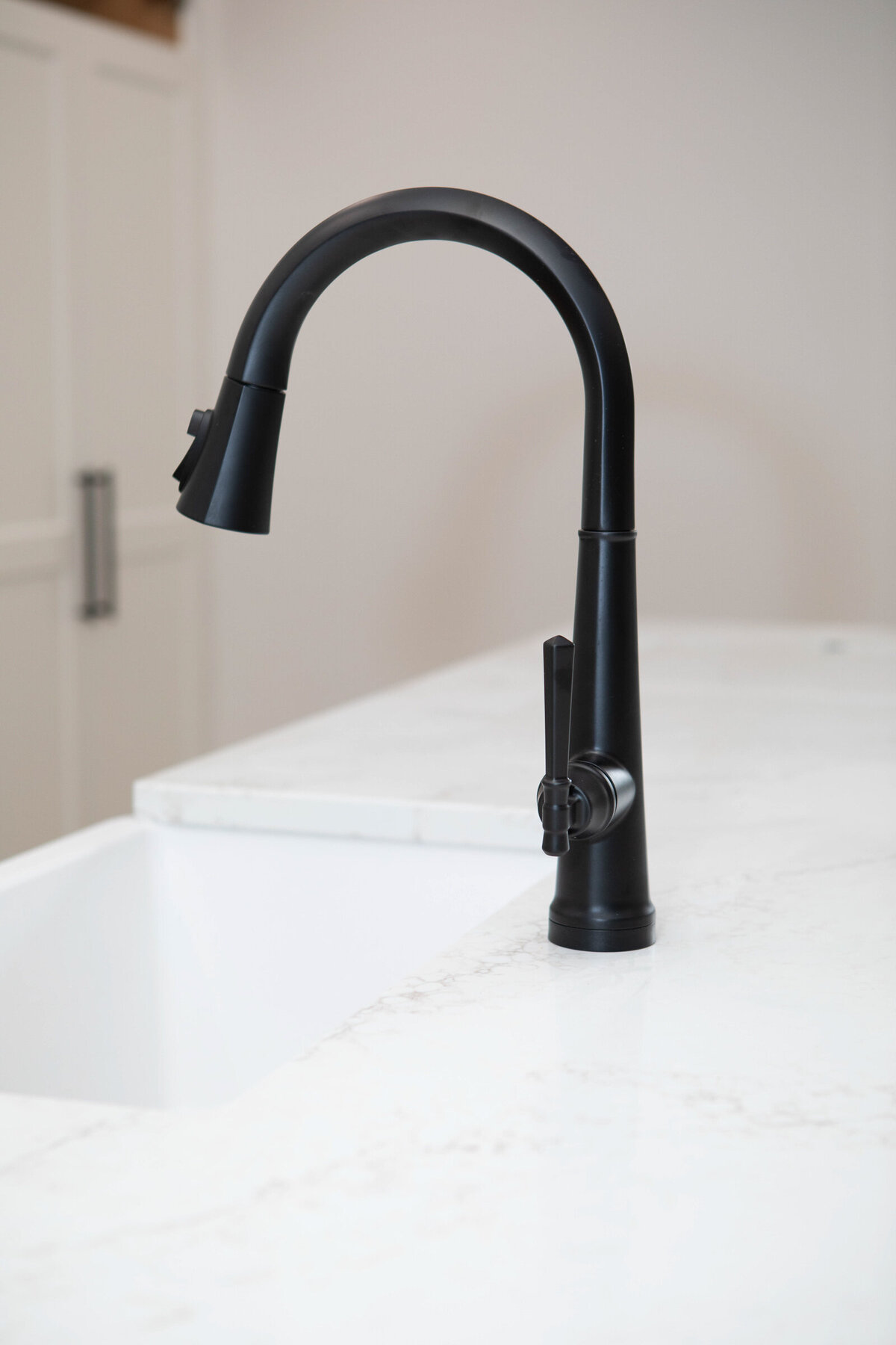 black-kitchen-faucet-marble-countertop