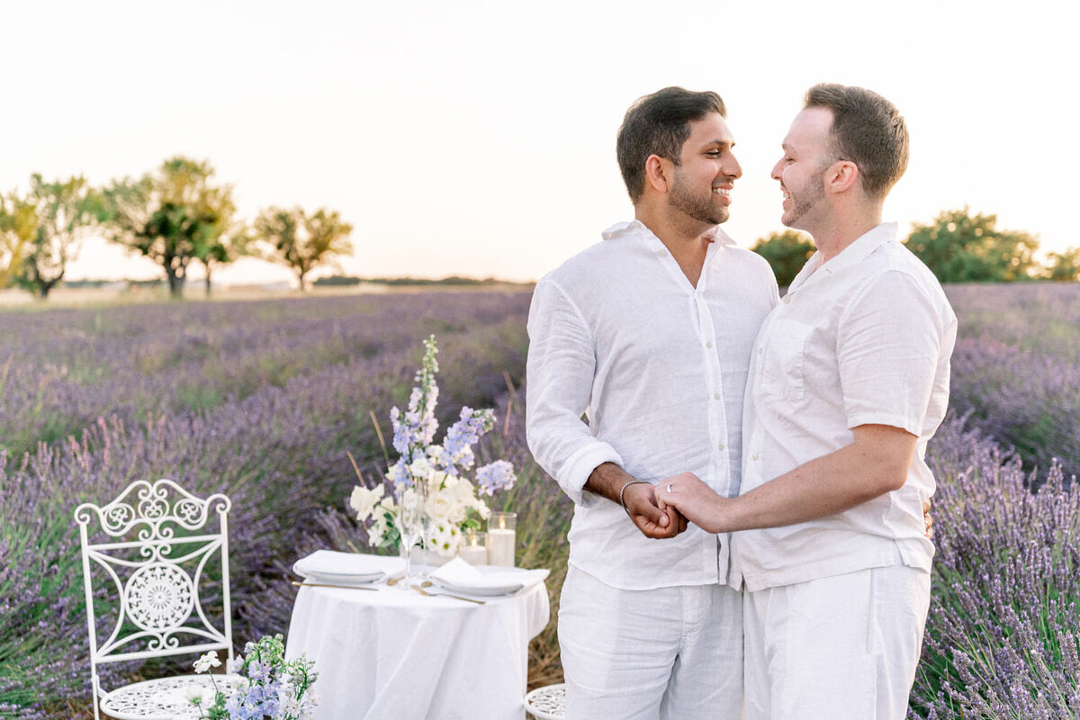Romantic-proposal-in-the-lavender-fields-of-Provence