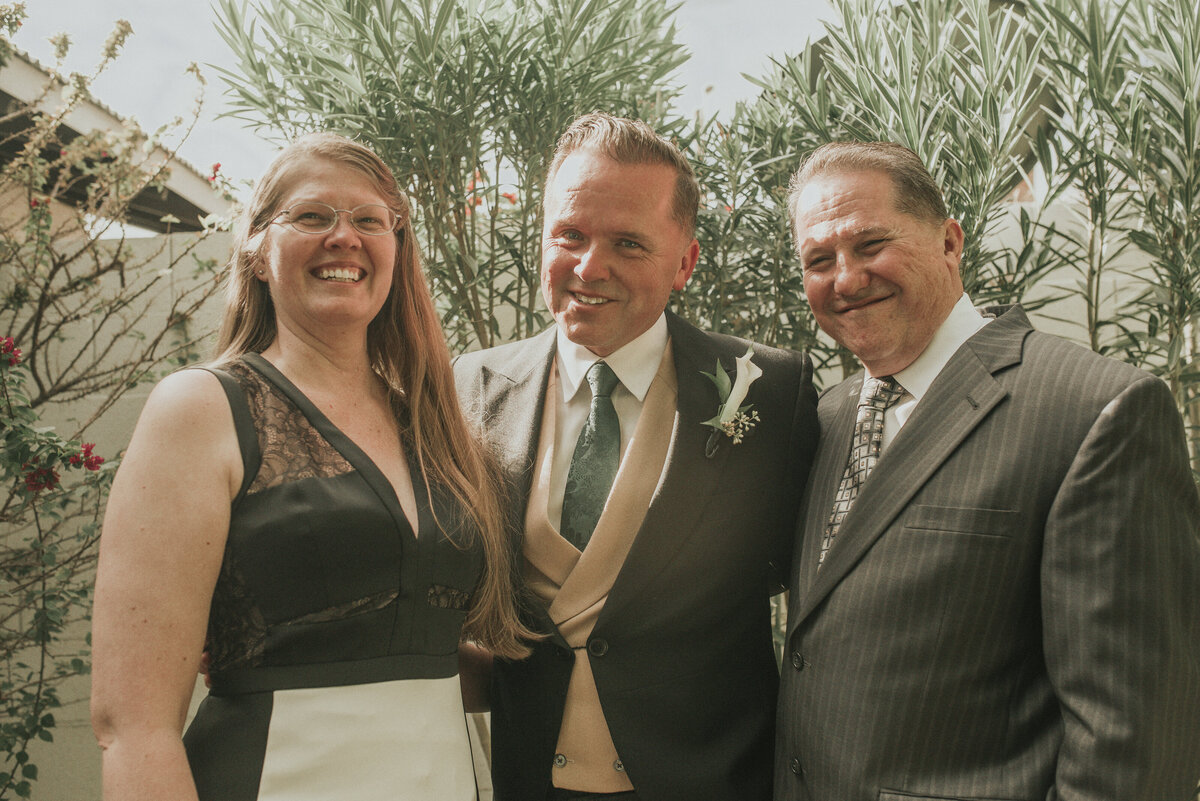 family-portraits-Arizona-Wedding-Photographer-Iowa_wedding_photographer-Bakyard-wedding-vintage-bride-Alaynna-Ann_Schwartz-Playlife-47