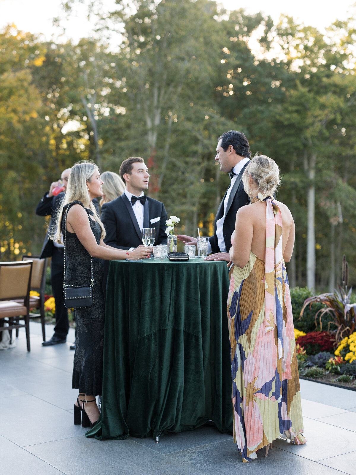 outdoor-fall-wedding-cocktail-hour-at-woodway-country-club