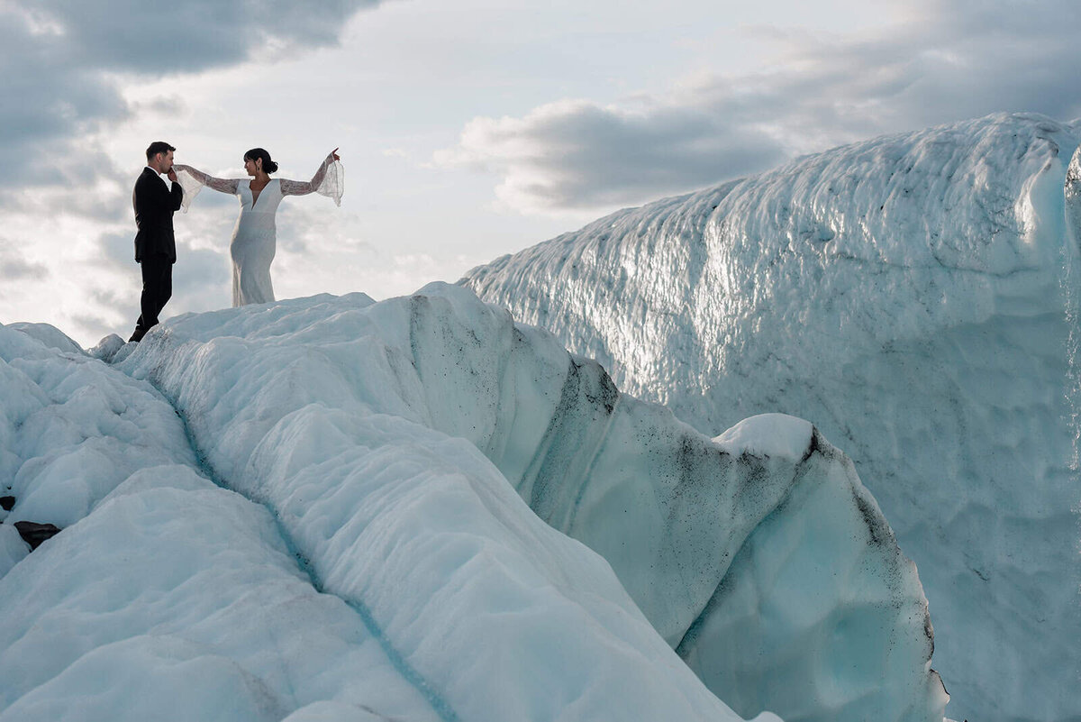 luxury-weddings-in-alaska-on-glaciers-Soul-and-Sky-Weddings