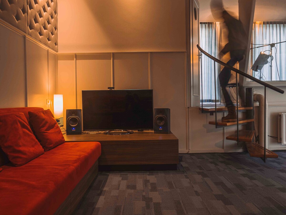 Earforce-Geluidsstudio-Amsterdam-Audio-Post-Voiceover-Geluidsproducties-muziek-podcast-webinar-studio-1-huiskamer