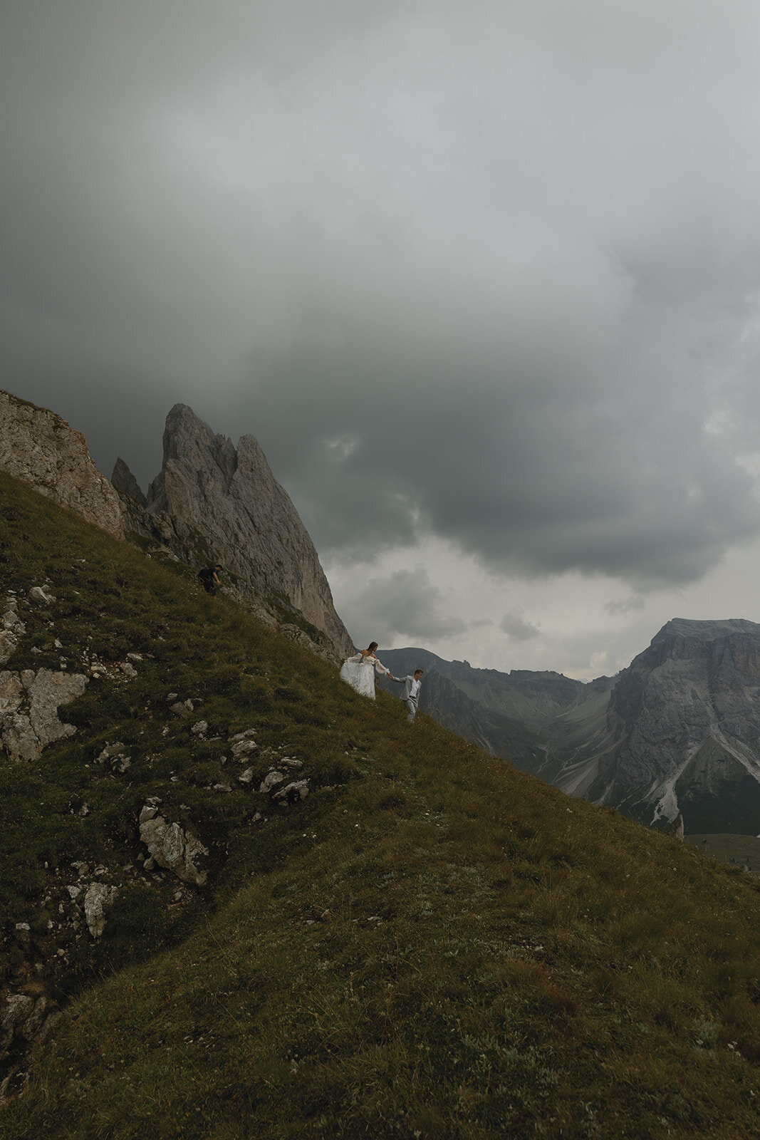destination-wedding-elopement-photographer-italy-dolomites-seceda-documentary-tanya-davids-photo-film-146