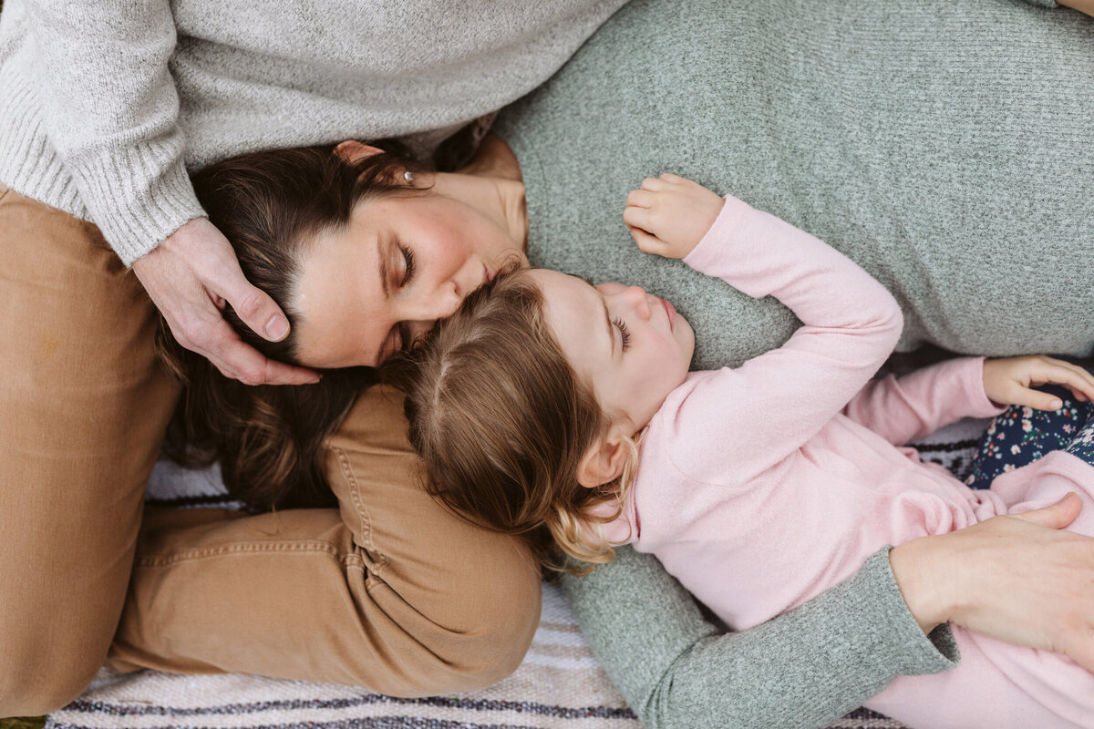 Erin+Aasland+Photography,+momma+kissing+daughter+and+snuggling