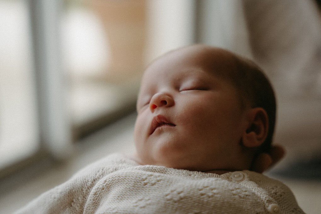 Visage de bébé Adèle immortalisé lors d'un shooting photo naissance en Bretagne.