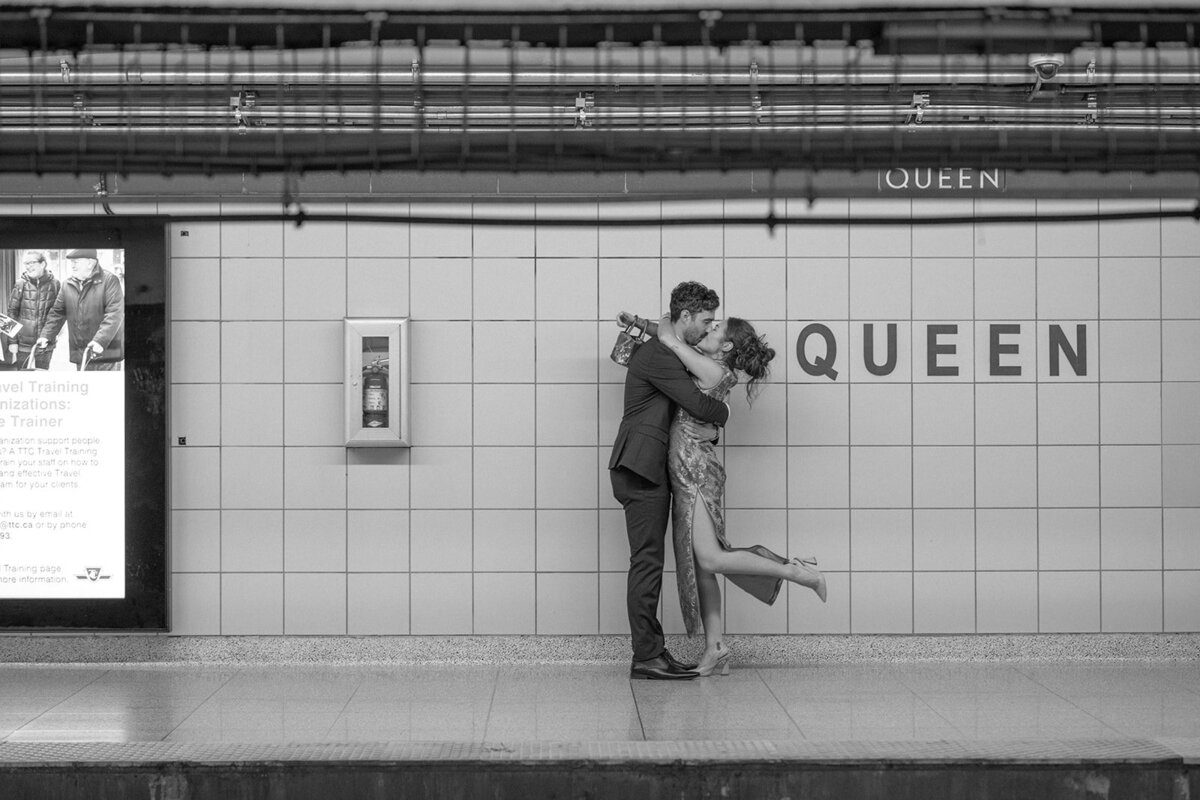 toronto-city-elopement-city-hall-ttc-subway-sugar-beach-fun-romantic-sumer-wedding-2801