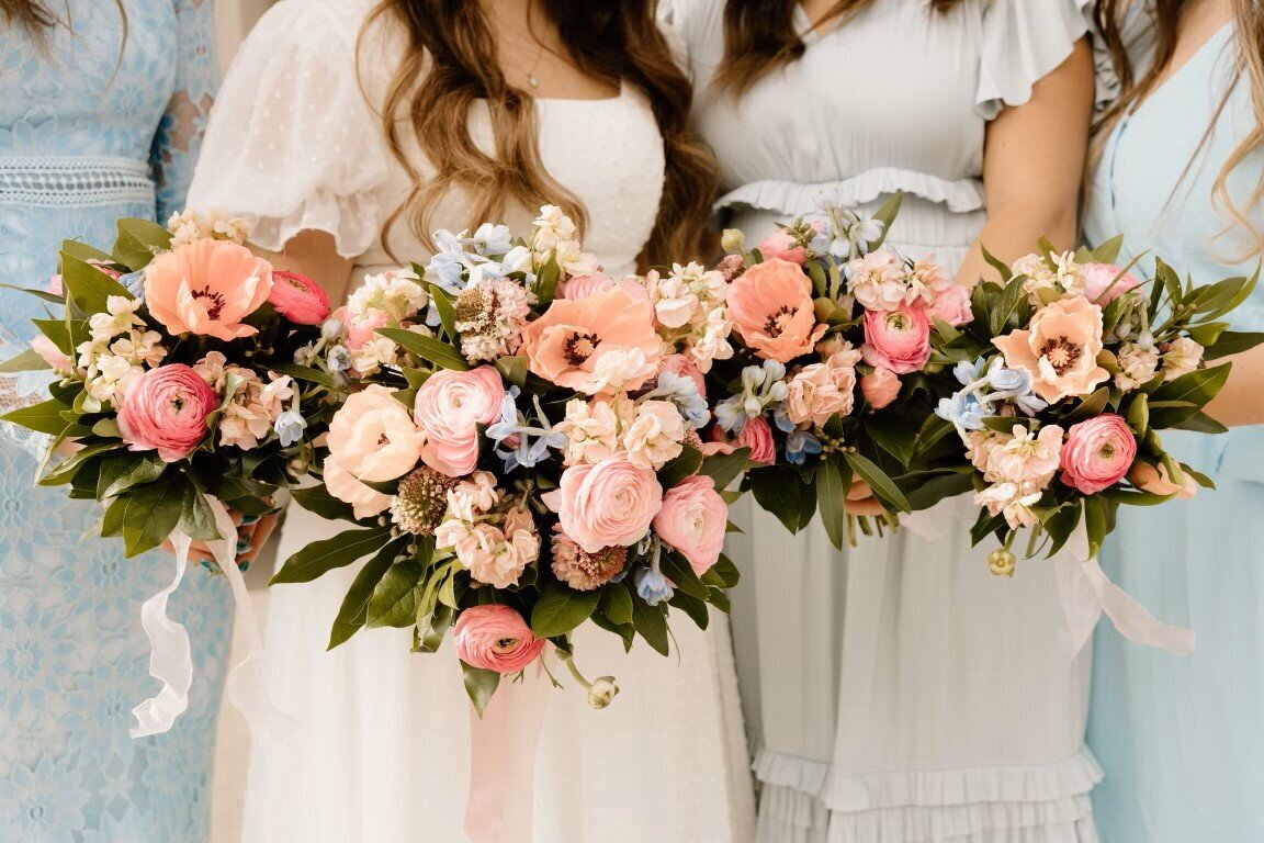 bride-with-her-brides-maids-holding-thier-wedding-bouquets
