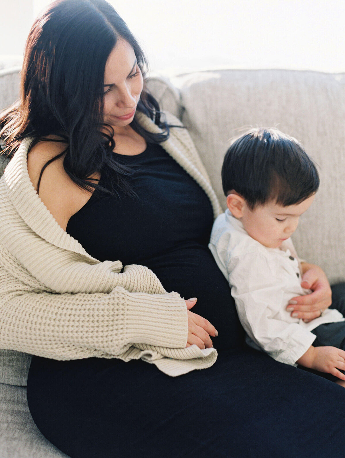 chicago-maternity-photo-with-siblings