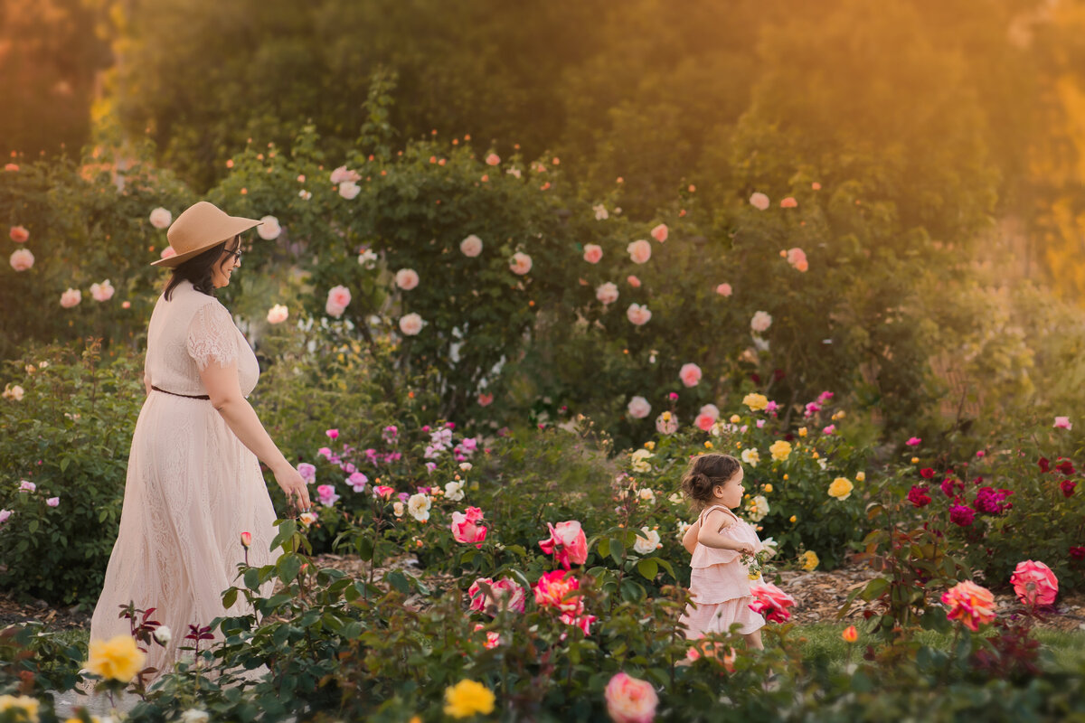 Family-of-four-enjoying-a-spring-day-in-walnut-creak-california-rose-garden