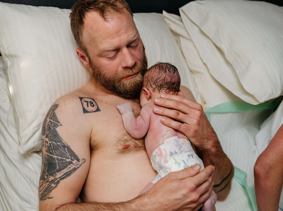 skin-to-skin-with-dad-after-birth