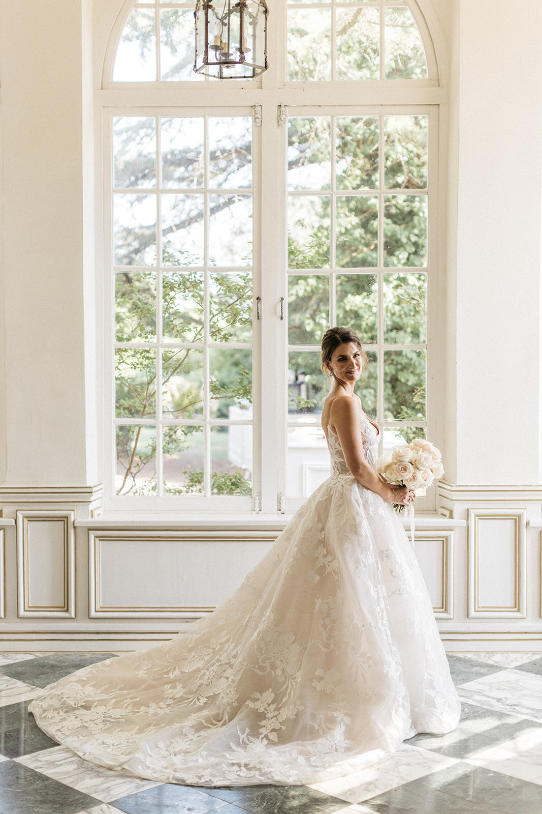 Lily Maxx wedding at chateau Robernier in a Monique Lhuillier gown - Veronique Lorre florist8