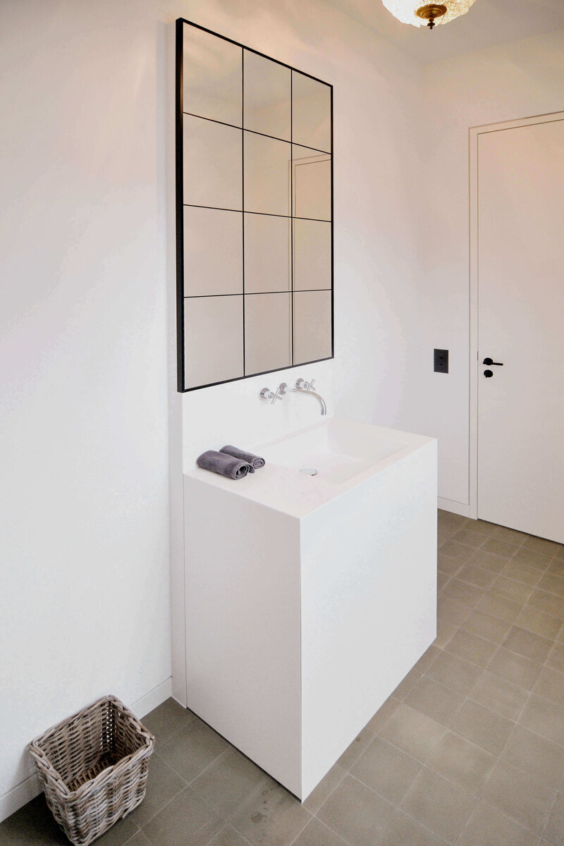 badezimmer-adam-innenausbau-waschbecken-unterschrank-industrial-badezimmerspiegel