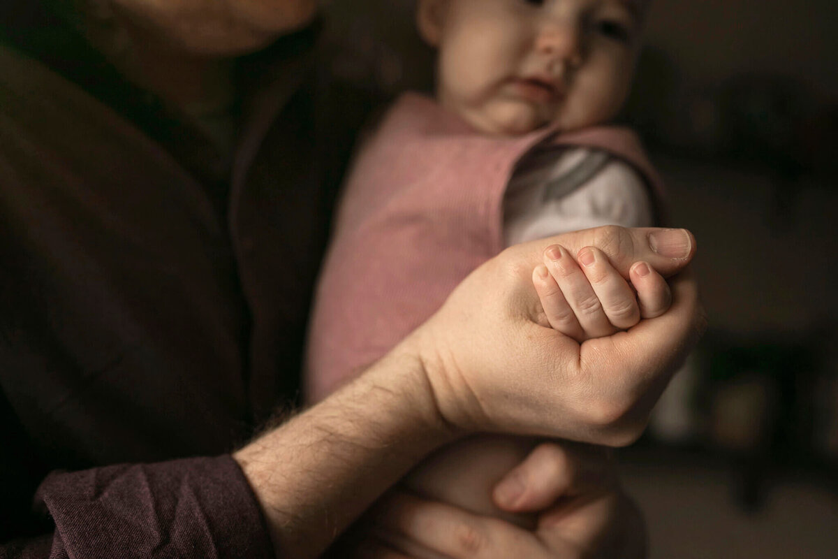 NJ family photos of small details like a baby's tiny fingers