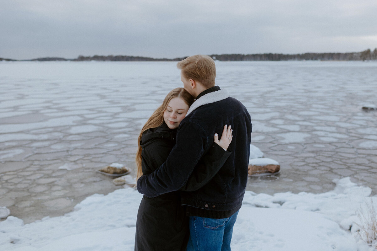 Winter-Couple-Photography-Outdoors-Uutela-Helsinki-Finland-086