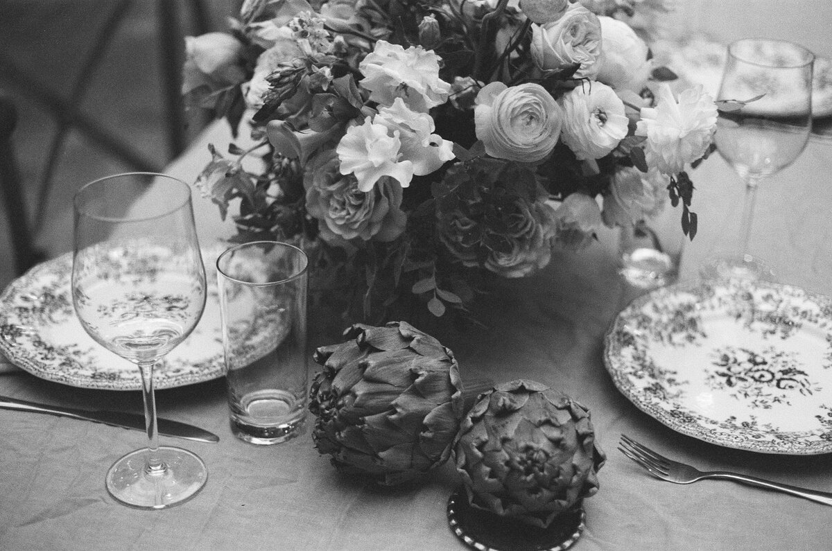 Arrangement de légumes, de fruits et de fleurs lors d'un mariage.
