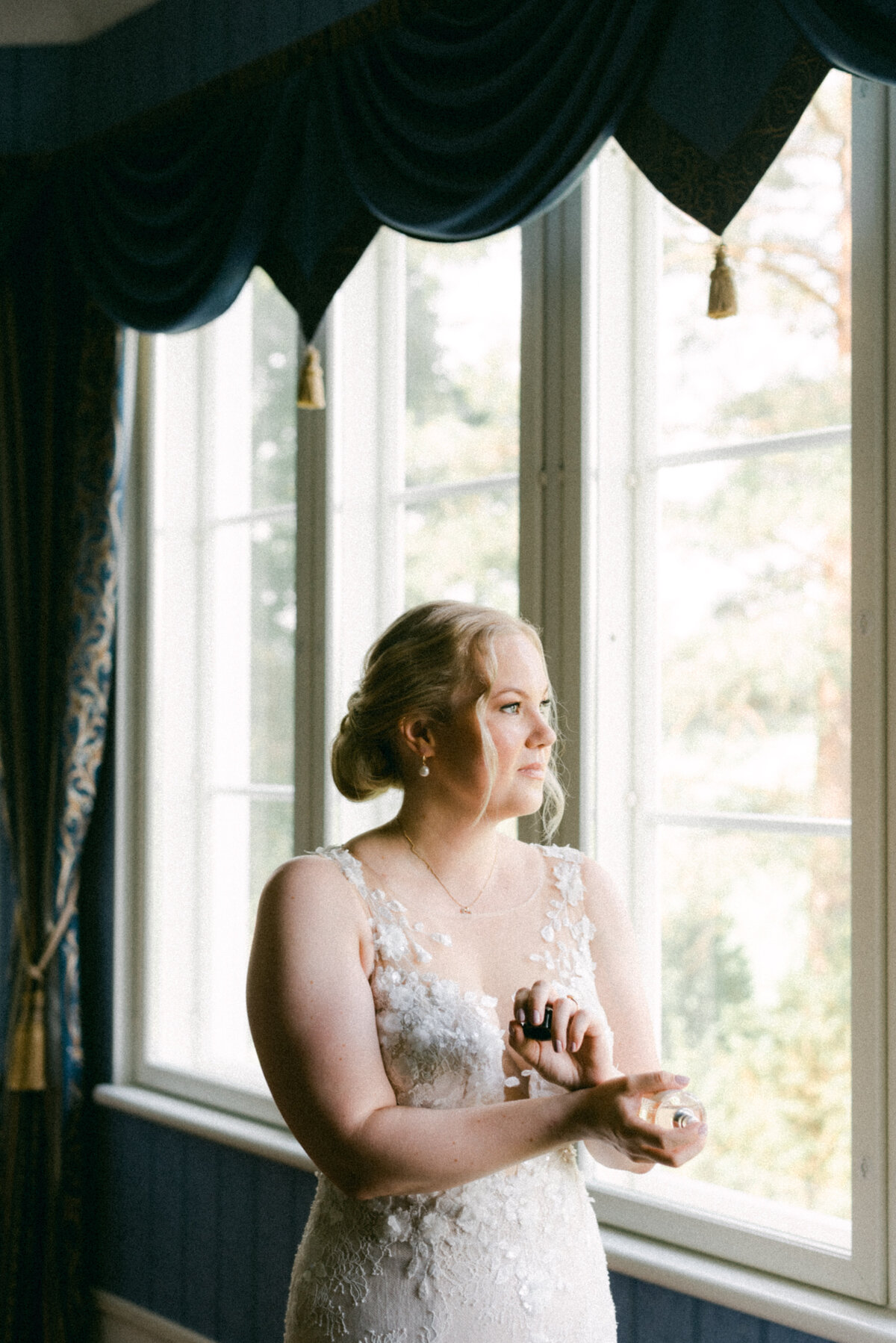 The bride putting on the perfume in an image photographed by wedding photographer Hannika Gabrielsson.