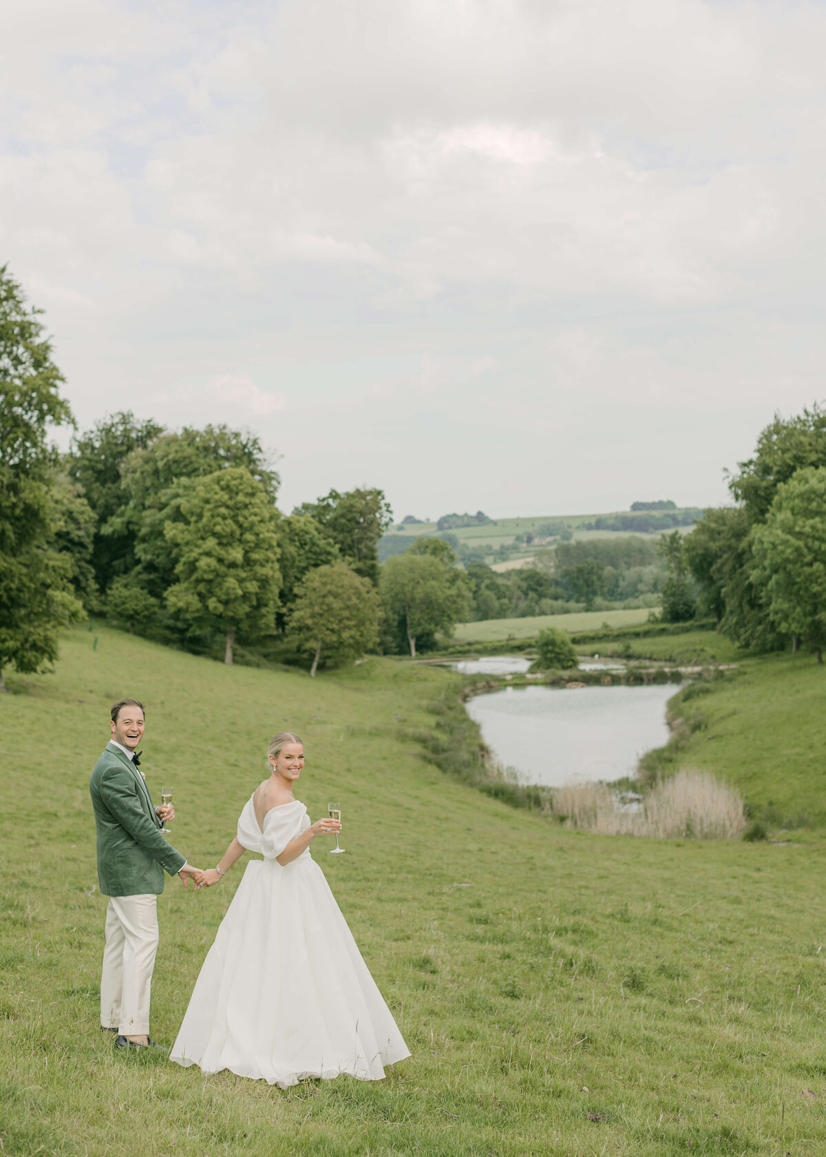 chloe-winstanley-weddings-cotswolds-cornwell-manor-couple-walking-lake
