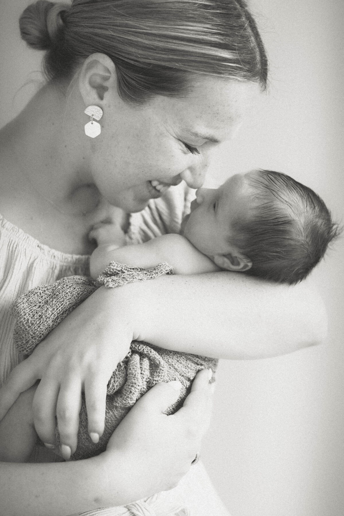 newborn fotograaf - gezinsfotograaf - zwangerschapsfotografie - videograaf - Sint-Niklaas - Pictures by Jess - Mama en baby shoot