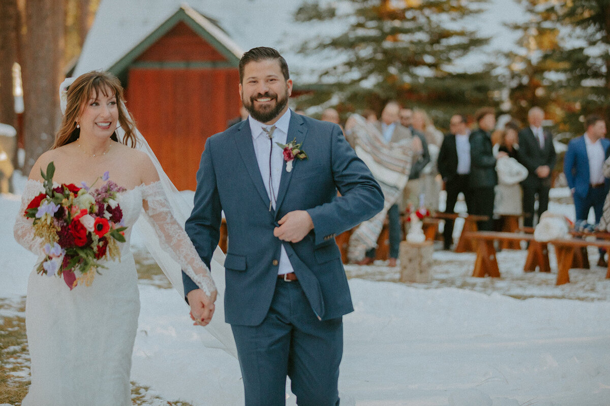 winter-snow-wedding-five-pine-lodge-oregon-venue-february-sun-colorful-western-chic-fur-blankets-candles04438