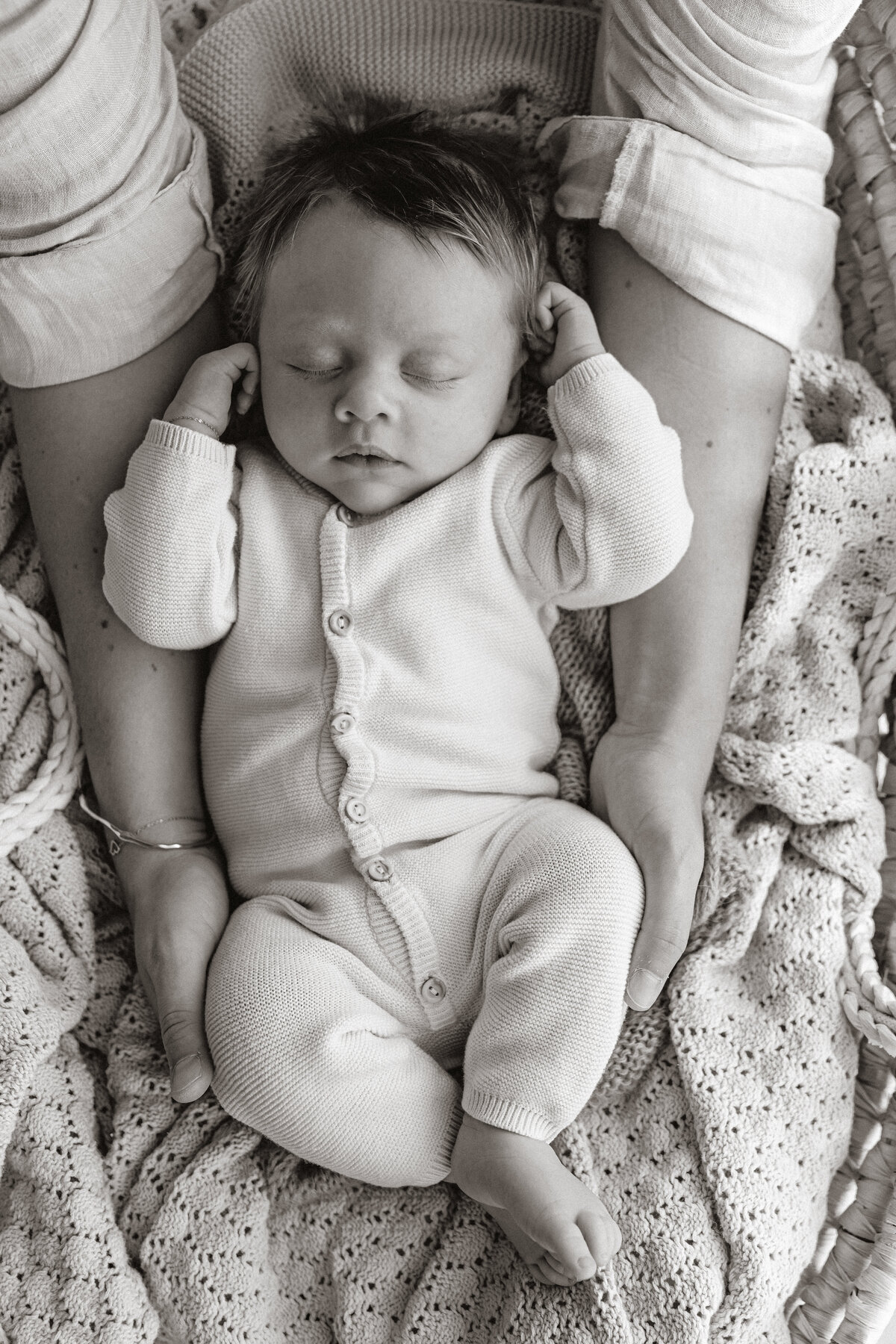 Slapende newborn baby tijdens newborn fotoshoot