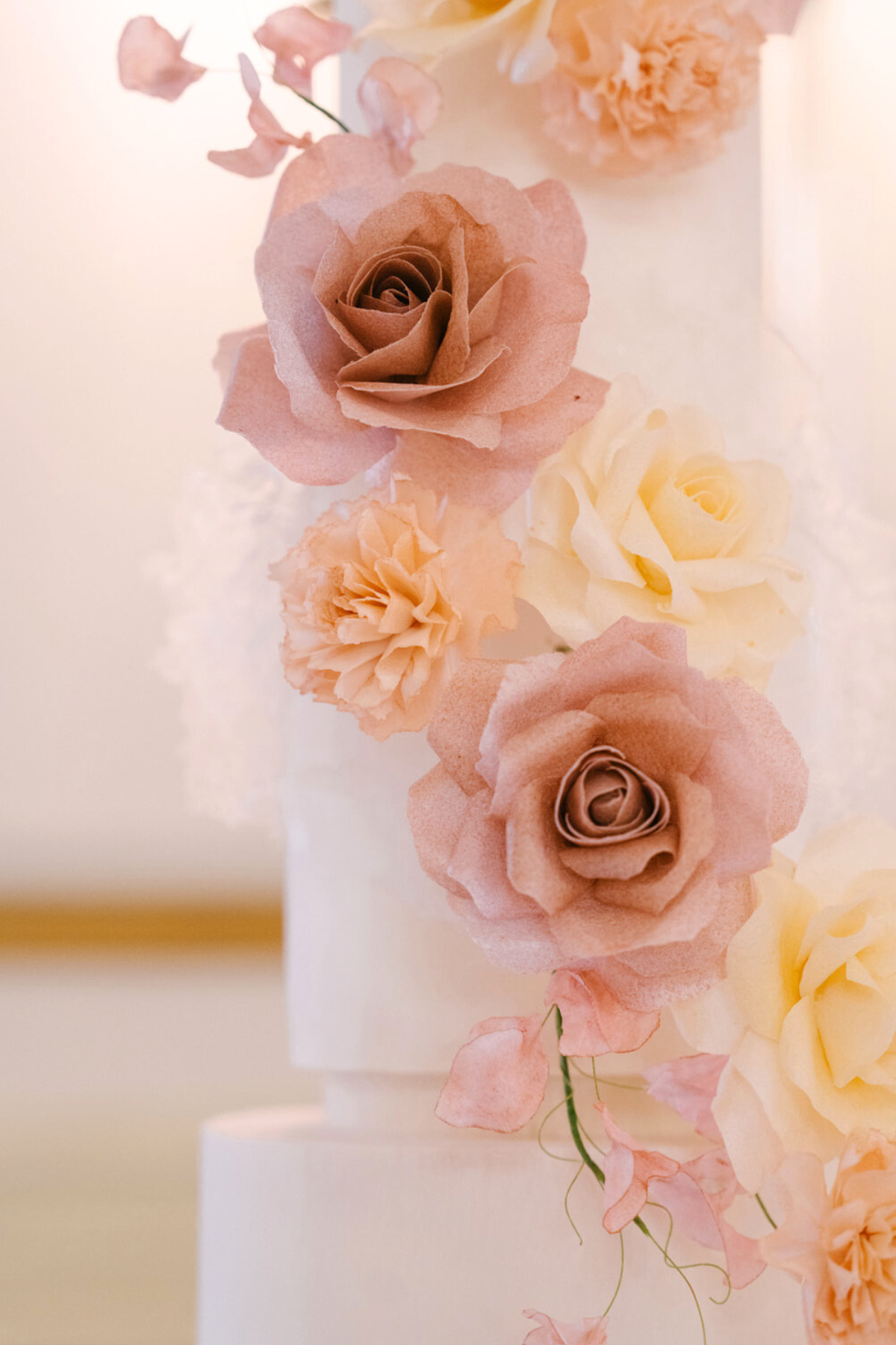 luxury-wedding-reception-pink-floral-cake-sugar-flowers