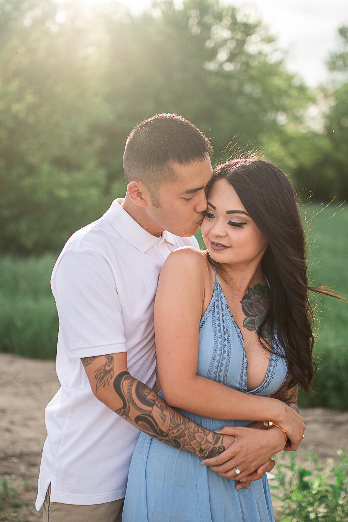 engagement-session-hugging-sunlight-outdoors-couples-photography