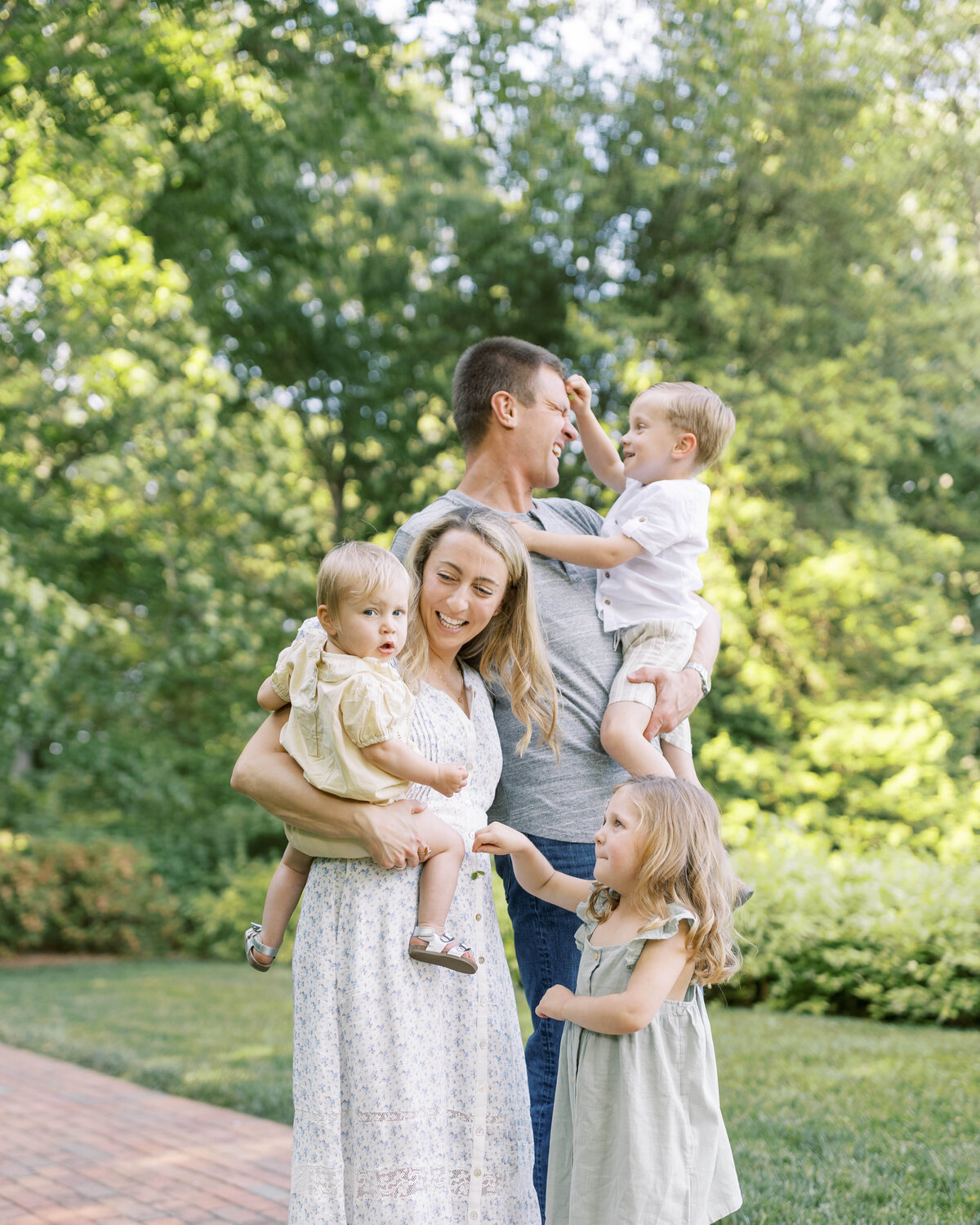 Family portrait session in a Philadelphia park - 4