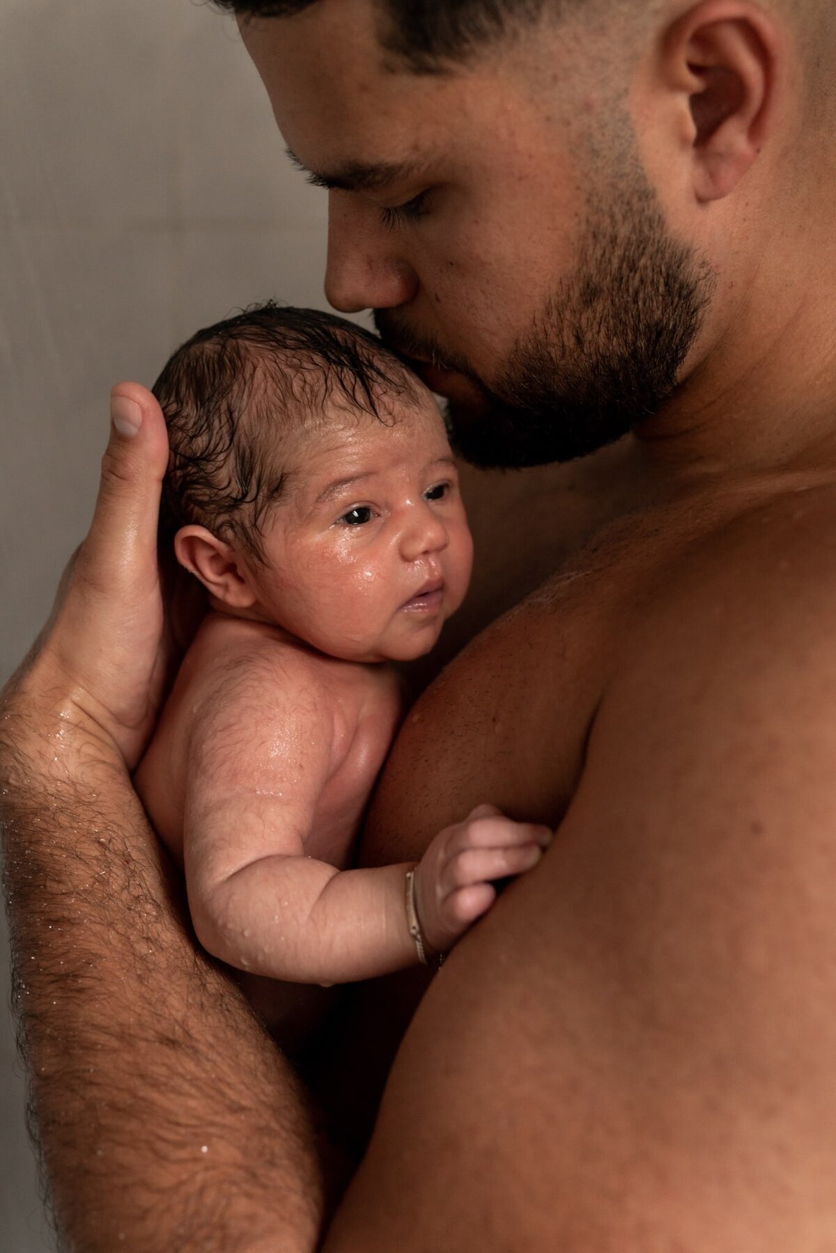Newborn fotoshoot in Groningen - pasgeboren baby met natuurlijke kleuren - onder de douche.