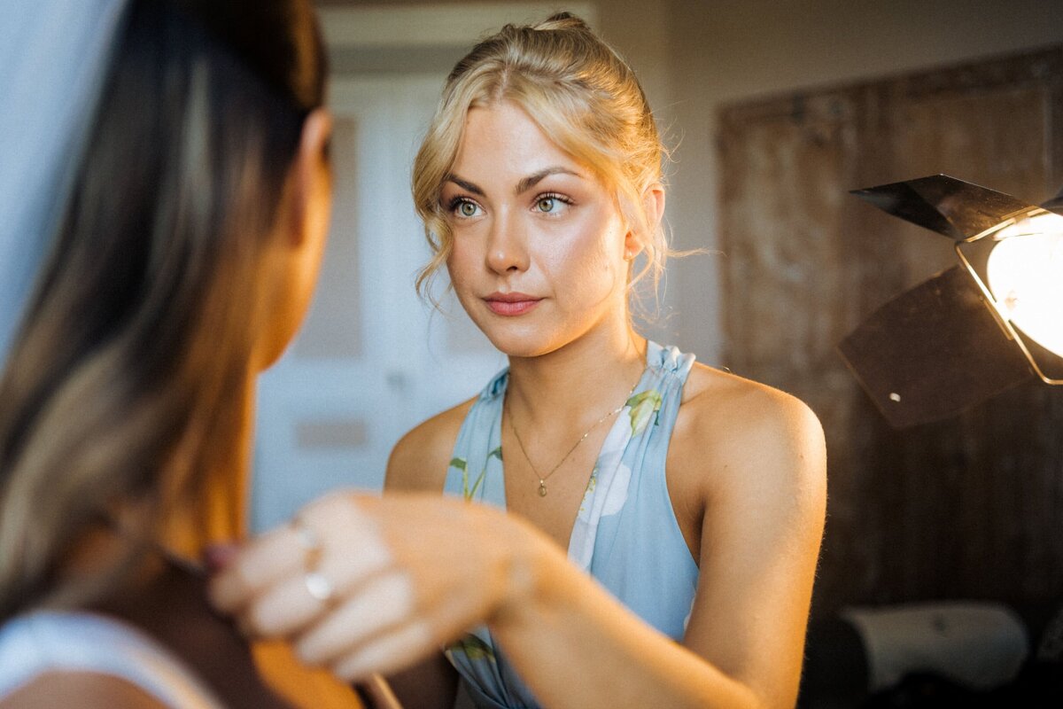 bride-with-bridesmaids-getting-ready-room-france5