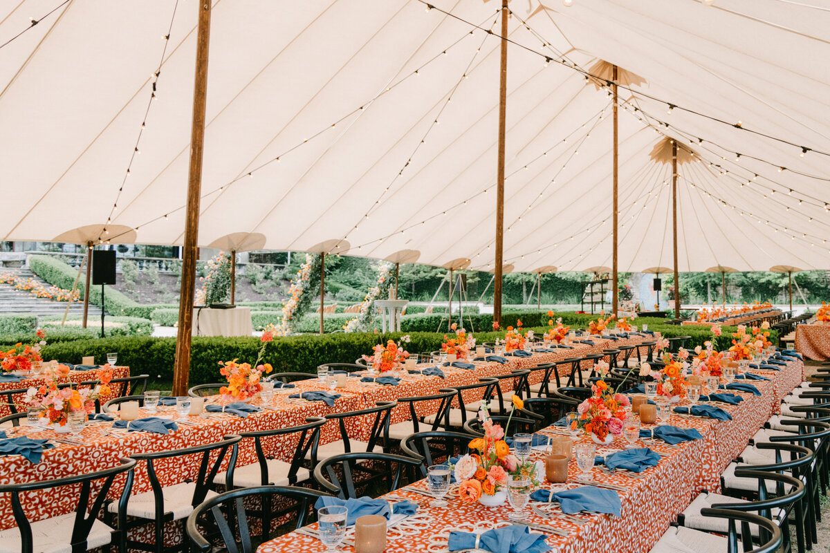 commodore-perry-estate-wedding-garden-dinner-tent-tables