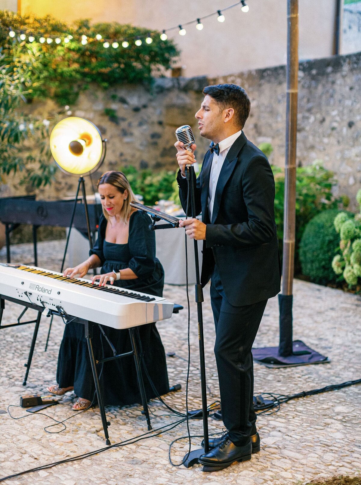 welcome-dinner-entertainment-piano-singer-duo