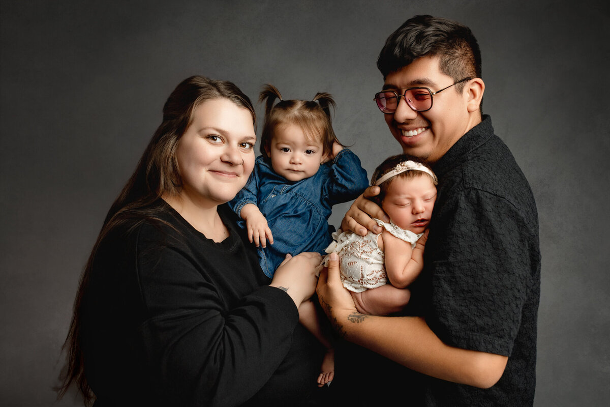 get NWA family pictures taken near me, Bentonville family photographer, family photography packages Tonititown
