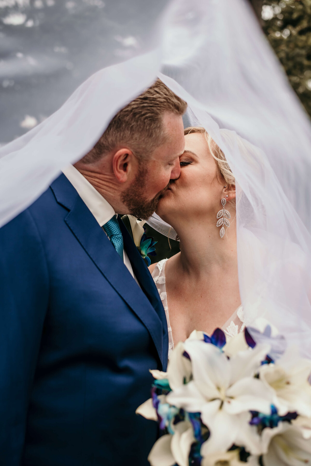 Newly wed shares kiss under her veil