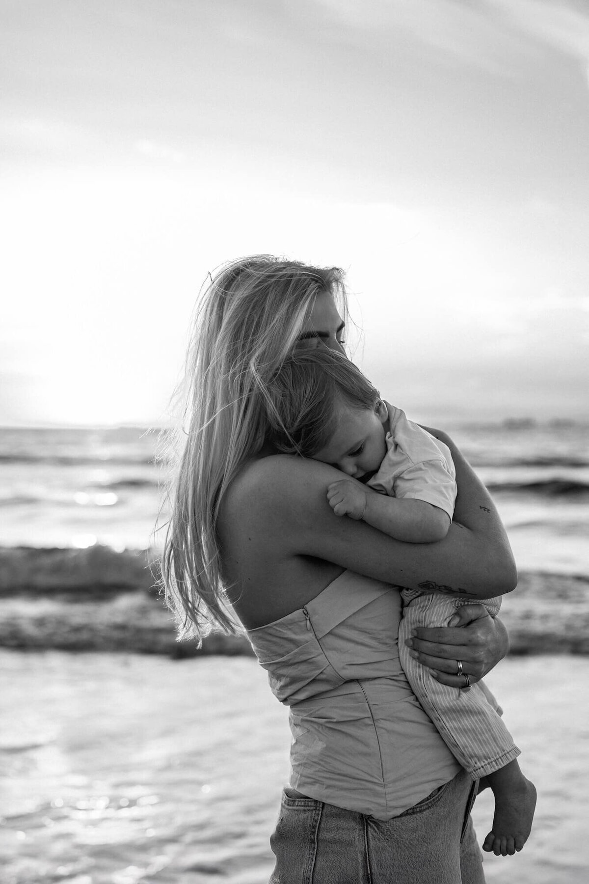 Mama en zoontje tijdens gezin fotoshoot op het strand van Katwijk