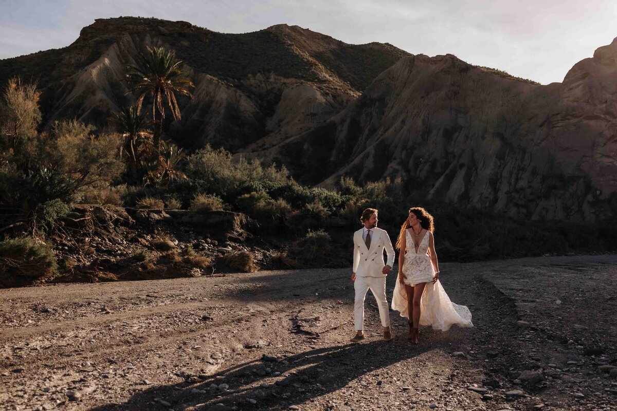 Spontaan en elegant bruidspaar tijdens hun bruiloftsshoot in Spanje. Professionele bruidsfotografie door een ervaren trouwfotograaf, vastgelegd tijdens golden hour in een romantische setting.