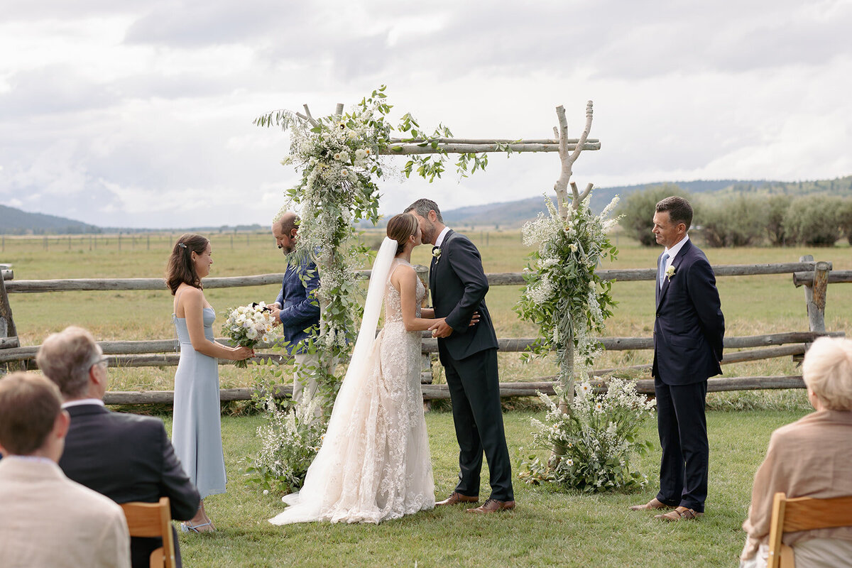 bride-groom-white-florals-texture-arbor-diamond-cross-ranch-wy