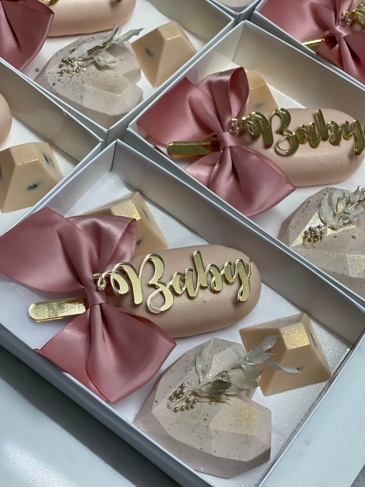 Baby Shower sweet gift box with a cake pop, chocolate oreo pyramids and chocolate heart