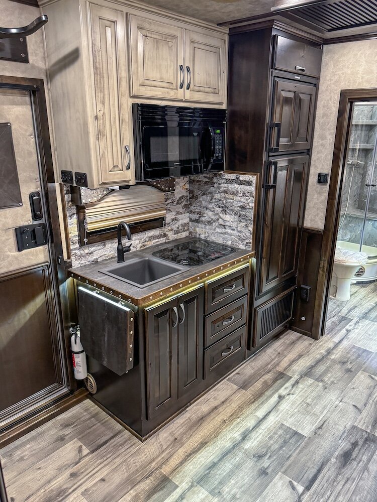 luxury-living-quarter-horse-trailers-trail-boss-conversions-kitchens-5