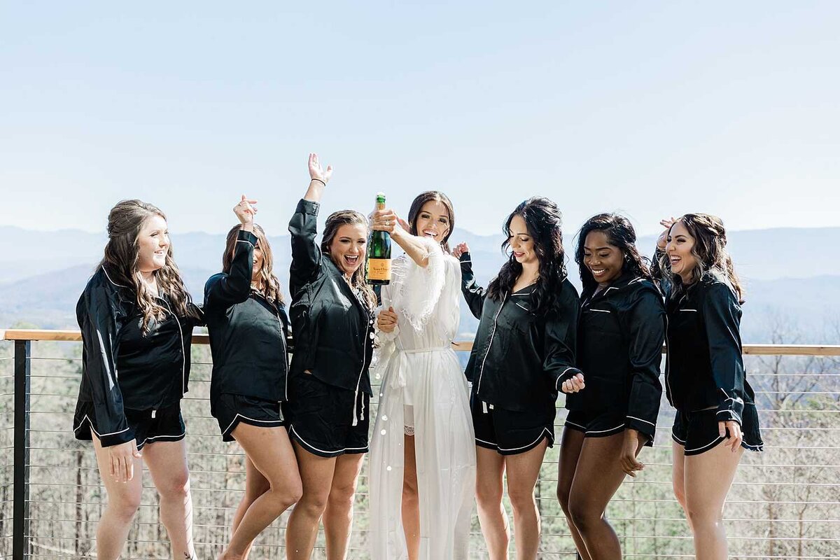 tennesse-destination-wedding-venues-bridesmaids-champagne-toast