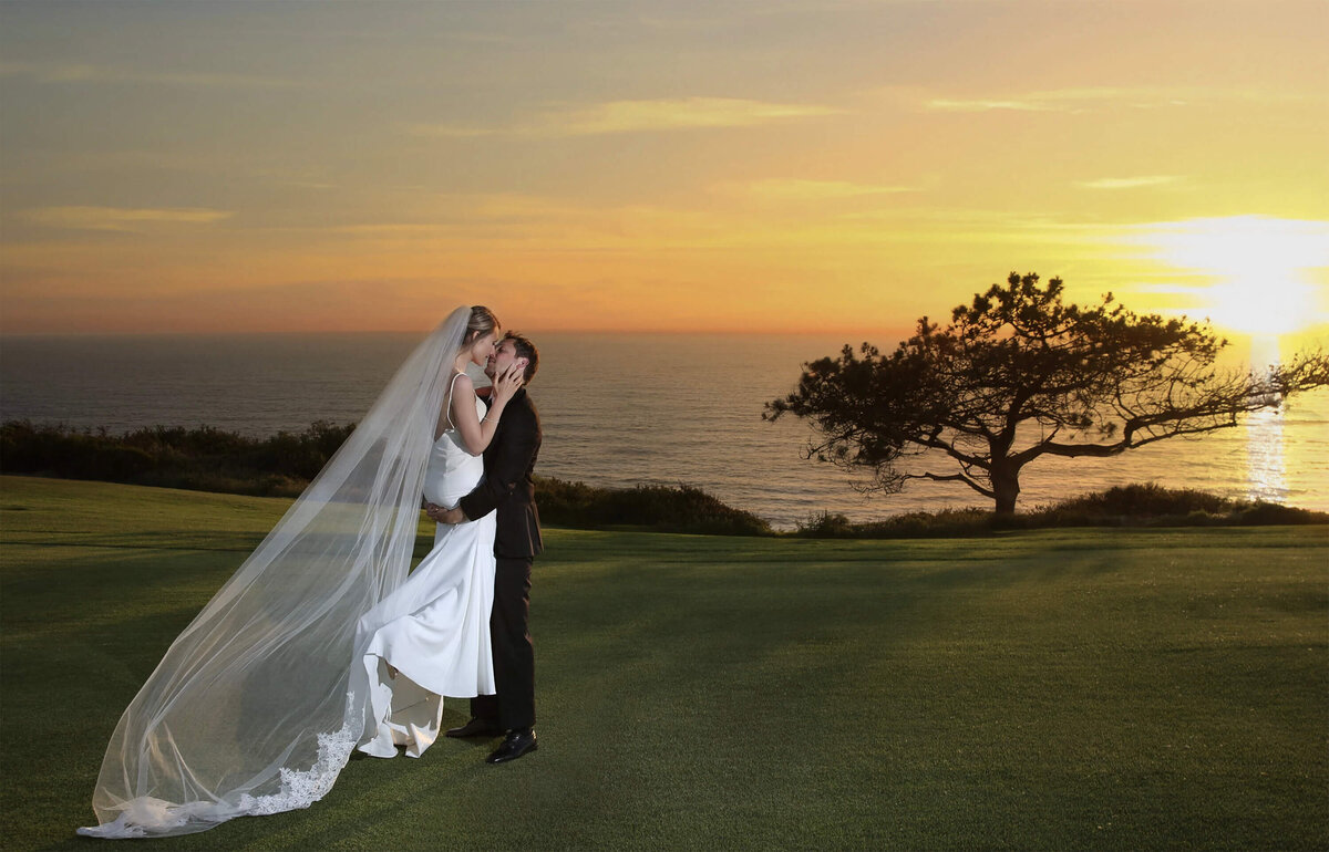 torrey-pines-wedding-portrait-sunset-oceanview-romantic-couple