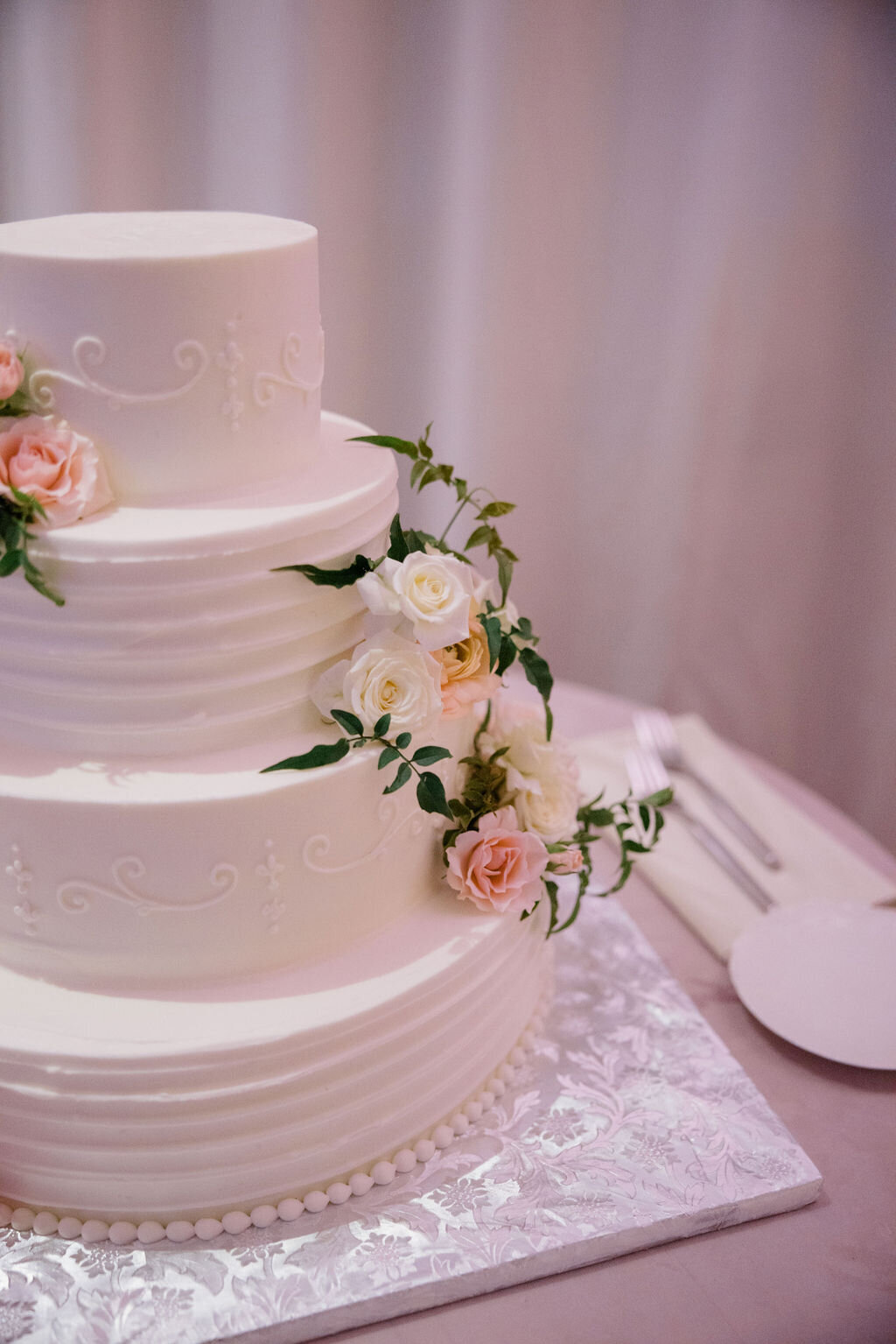 white-wedding-cake-with-roses-ri