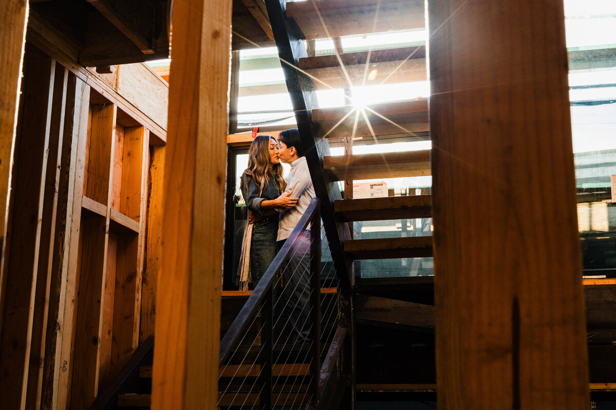 sunburst-behind-couple-kissing-in-los-angeles-home