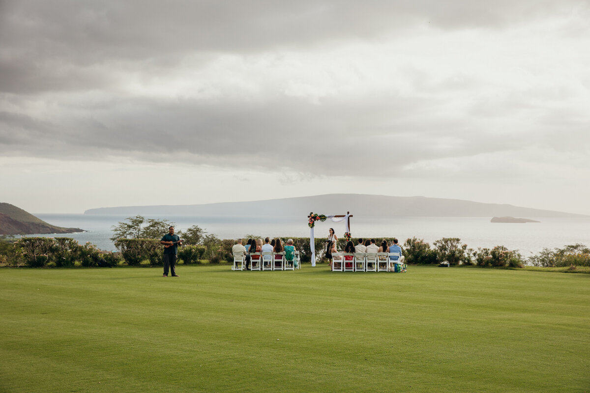 Maui wedding photographer captures outdoor wedding ceremony