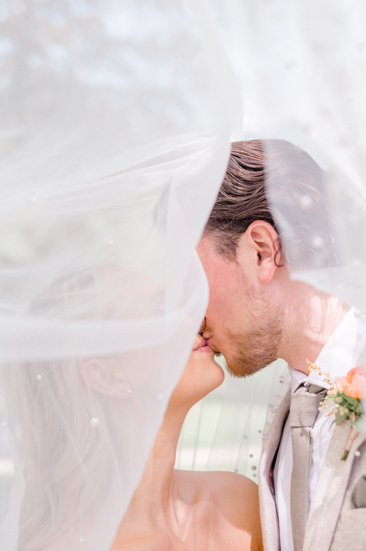 Connecticut wedding couple kissing