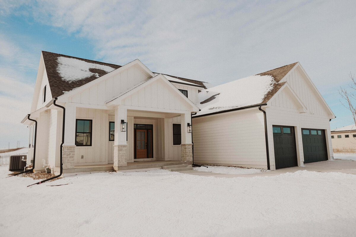2802-Exterior-Grimes-Central-Iowa-Custom-Home-JRL-Builders-3F1A0297