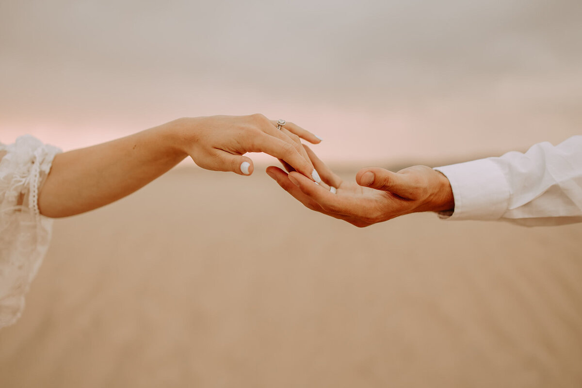 sand-dunes-utah-elopement-bride