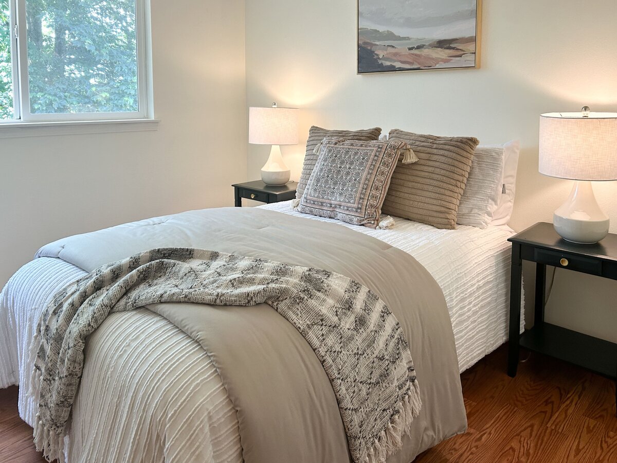 occupied-staging-stanwood-guest-bedroom-modernmollusk-1